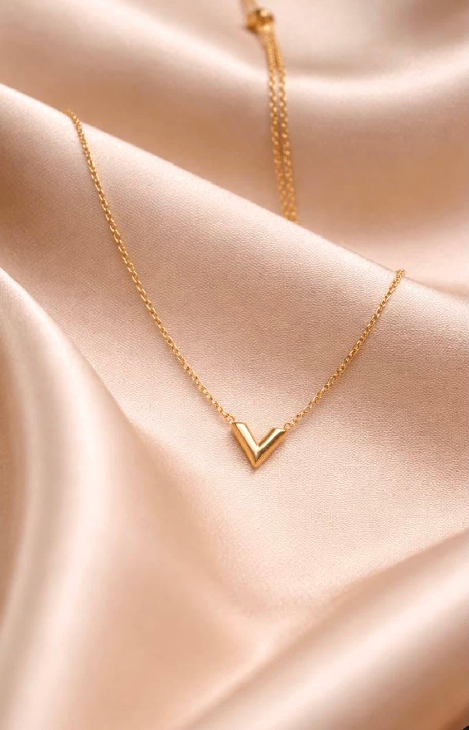 Stunning v shaped pendant